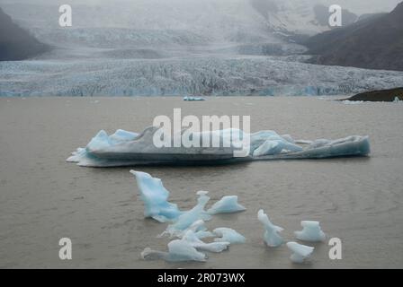 11. August 2022, Island, Fjallsárlón: Blick auf die Gletscherlagune Fjallsárlón im Südosten Islands. Die schwimmenden Eisstücke stammen aus einer der Gletscherzungen von Vatnajökull. Foto: Finn Huwald/dpa Stockfoto