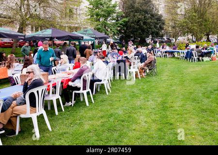 Palmera Square, City of Brighton & Hove, East Sussex, Großbritannien. Die Einheimischen feiern die Krönung von König Karl III. Und nehmen am nächsten Tag am National Big Lunch bei einer Gartenparty Teil. 7. Mai 2023 Kredit: David Smith/Alamy Live News Stockfoto