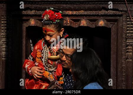 Nepal. 06. Mai 2023. Am 6. Mai 2023 in Lalitpur, Nepal. Die lebende Göttin „Kumari“ von Lalitpur, Patan, wird vom Familienmitglied getragen, um ein einmonatiges Wagenfestival des Rato Machhindranath zu besuchen. (Foto: Abhishek Maharjan/Sipa USA) Guthaben: SIPA USA/Alamy Live News Stockfoto