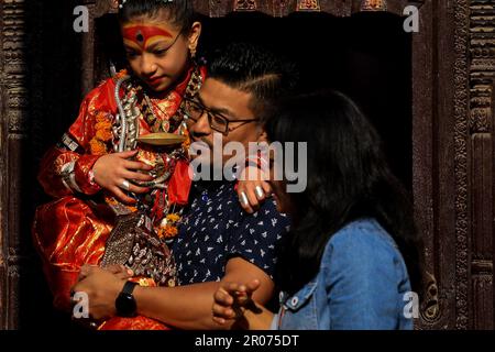 Nepal. 06. Mai 2023. Am 6. Mai 2023 in Lalitpur, Nepal. Die lebende Göttin „Kumari“ von Lalitpur, Patan, wird vom Familienmitglied getragen, um ein einmonatiges Wagenfestival des Rato Machhindranath zu besuchen. (Foto: Abhishek Maharjan/Sipa USA) Guthaben: SIPA USA/Alamy Live News Stockfoto