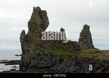 24. Juli 2022, Island, Lóndrangar: Felsformationen befinden sich in Lóndrangar auf der Snæfellsnes-Halbinsel in Island. Felsnadeln sind vulkanischen Ursprungs. Foto: Finn Huwald/dpa Stockfoto