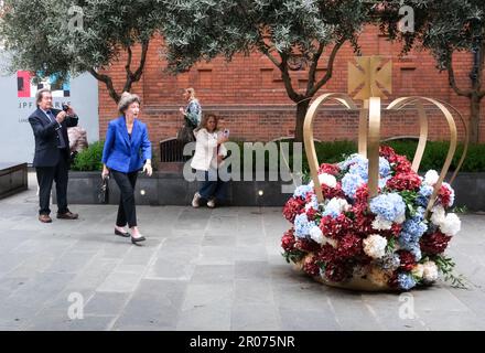 Mount Street, London, Großbritannien. 7. Mai 2023 Krönung von König Karl III Veranstaltungen in Mayfair. Die Straßenparty im Connaught Hotel. Kredit: Matthew Chattle/Alamy Live News Stockfoto