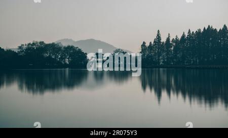 Eine traditionelle chinesische Brücke über den Westsee von Hangzhou, Provinz Zhejiang, China Stockfoto