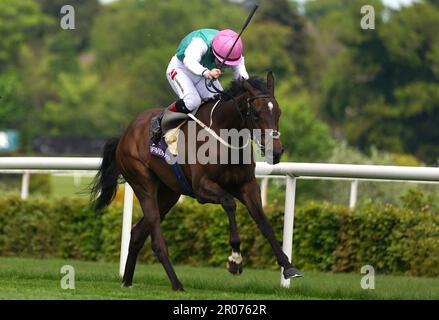 Zarinsk, geritten von Jockey Colin Keane, gewinnt die Cornelscourt Stakes während des Derby Trial Day auf der Leopardstown Racecourse in Dublin, Irland. Foto: Sonntag, 7. Mai 2023. Stockfoto