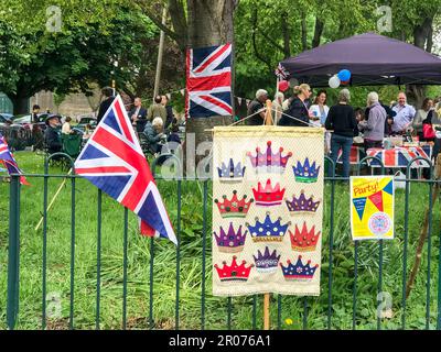 London, Großbritannien. 07. Mai 2023. Nur einen Tag nach der Krönung von König Karl III. Versammelten sich die Einwohner von Turnham Green, um mit einem Gemeinschaftsevent mit Barbecues und Getränken zu feiern. Kredit: Sinai Noor/Alamy Live News Stockfoto