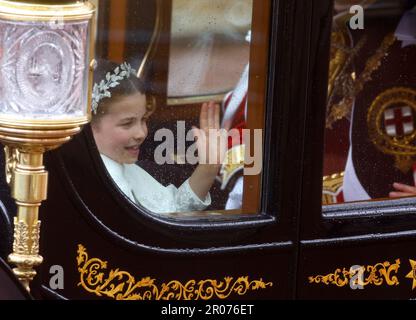 Prinzessin Charlotte winkt der Menge zu, während sie entlang der Mall zum Buckingham Palace in London reist, nach der Krönungszeremonie von König Karl III. Und Königin Camilla. Foto: Samstag, 6. Mai 2023. Stockfoto