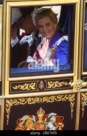 Die Herzogin von Edinburgh winkt der Menge zu, während sie entlang der Mall zum Buckingham Palace in London reist, nach der Krönungszeremonie von König Karl III. Und Königin Camilla. Foto: Samstag, 6. Mai 2023. Stockfoto