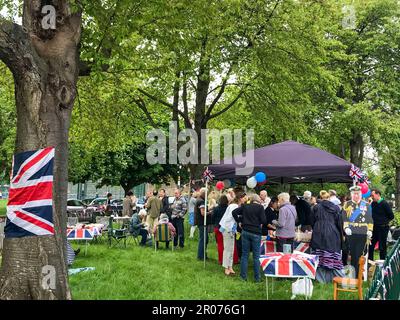 London, Großbritannien. 07. Mai 2023. Nur einen Tag nach der Krönung von König Karl III. Versammelten sich die Einwohner von Turnham Green, um mit einem Gemeinschaftsevent mit Barbecues und Getränken zu feiern. Kredit: Sinai Noor/Alamy Live News Stockfoto