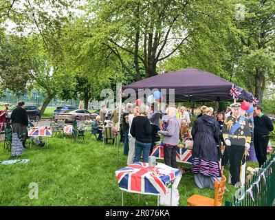 London, Großbritannien. 07. Mai 2023. Nur einen Tag nach der Krönung von König Karl III. Versammelten sich die Einwohner von Turnham Green, um mit einem Gemeinschaftsevent mit Barbecues und Getränken zu feiern. Kredit: Sinai Noor/Alamy Live News Stockfoto