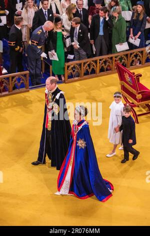 (Von links nach rechts) der Prinz von Wales, die Prinzessin von Wale, Prinzessin Charlotte und Prinz Louis, der König Karl III. Und Königin Camilla, verlassen die Krönungszeremonie von König Karl III. Und Königin Camilla in Westminster Abbey, London. Foto: Samstag, 6. Mai 2023. Stockfoto