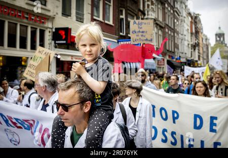 AMSTERDAM – Kampagne der Fürsprecher des niederländischen Forschungsaufstandes für das Klima. Klimaaktivisten, die in der Wissenschaft arbeiten, sagen, dass die Welt auf eine Klimakatastrophe zusteuert. ANP KOEN VAN WEEL niederlande raus - belgien raus Stockfoto