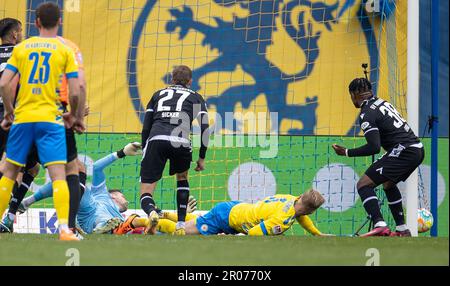 Brunswick, Deutschland. 07. Mai 2023. Fußball: 2. Bundesliga, Eintracht Braunschweig - SV Sandhausen, Matchday 31, Eintracht-Stadion. Braunschweigs Saulo Decarli erzielt 1:0. Kredit: Andreas Gora/dpa - WICHTIGER HINWEIS: Gemäß den Anforderungen der DFL Deutsche Fußball Liga und des DFB Deutscher Fußball-Bund ist es verboten, im Stadion aufgenommene Fotos und/oder das Spiel in Form von Sequenzbildern und/oder videoähnlichen Fotoserien zu verwenden oder verwenden zu lassen./dpa/Alamy Live News Stockfoto