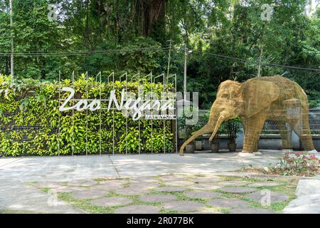 Kuala Lumpur, Malaysia - April 15,2023 : Eintrittsblick in den Zoo Negara Malaysia in Kuala Lumpur wurde der Zoo am 14. November 1963 offiziell eröffnet. Stockfoto