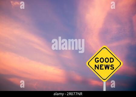 Gelbes Verkehrszeichen mit guten Nachrichten auf violettem Himmelshintergrund Stockfoto