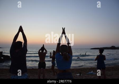 Yoga am Strand in Griechenland, TYoga-Zuflucht, Gruppen-Yoga-Kurs am Strand Stockfoto