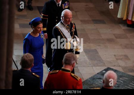 Der schwedische König Carl XVI Gustaf und die schwedische Kronprinzessin Victoria kommen vor der Krönung von König Karl III. Und Königin Camilla in Westminster Abbey, London. Stockfoto