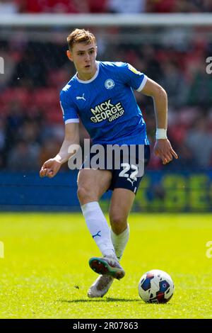 Barnsley, Großbritannien. 07. Mai 2023. Hector Kyprianou von Peterborough United spielt den Ball beim Sky Bet League 1-Spiel Barnsley gegen Peterborough in Oakwell, Barnsley, Großbritannien, 7. Mai 2023 (Foto von Nick Browning/News Images) in Barnsley, Großbritannien, am 5./7. Mai 2023. (Foto von Nick Browning/News Images/Sipa USA) Guthaben: SIPA USA/Alamy Live News Stockfoto