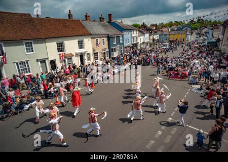 Street Party Coronation King Charles III-Thaxted Essex UK-7 Mai 2023 Thaxted Morris Men in Town Street starten die Thaxted Strret Party oder das große Mittagessen zu Ehren der Krönung von König Charles III Foto: BRIAN HARRIS/Alamy News Stockfoto