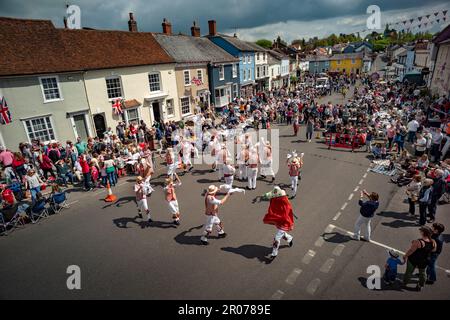 Street Party Coronation King Charles III-Thaxted Essex UK-7 Mai 2023 Thaxted Morris Men in Town Street starten die Thaxted Strret Party oder das große Mittagessen zu Ehren der Krönung von König Charles III Foto: BRIAN HARRIS/Alamy News Stockfoto