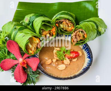 Vietnamesische grüne und Frühlingsrollen in Blättern mit Sauce Stockfoto