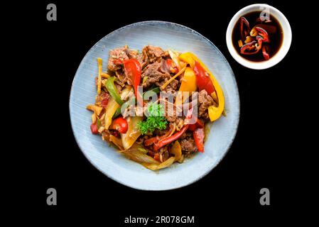 Gebratenes Satay-Rindfleisch mit Pfeffer im vietnamesischen Stil Stockfoto