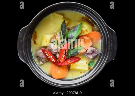 Vietnamesischer Bo Kho Eintopf oder Kartoffelsuppe mit Rindfleisch und Karotten Stockfoto