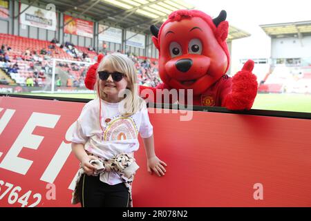 Ein junger Manchester United-Fan posiert mit Fred the Red vor dem Barclays Women's Super League-Spiel im Leigh Sports Village, Leigh. Foto: Sonntag, 7. Mai 2023. Stockfoto