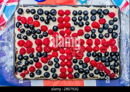 London, Großbritannien. 7. Mai 2023. Eine Union Jack Fruit Tart - das große Mittagessen am Sonntag. Das Krönungswochenende von König Karl III. Am 6. Mai. Organisiert von den Friends of Regent's Park und Primrose Hill. Kredit: Guy Bell/Alamy Live News Stockfoto