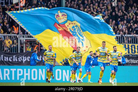 Brunswick, Deutschland. 07. Mai 2023. Fußball: 2. Bundesliga, Eintracht Braunschweig - SV Sandhausen, Matchday 31, Eintracht-Stadion. Das Team jubelt, nachdem Braunschweigs Anton Donkor 2:1 erreicht hat. Kredit: Andreas Gora/dpa - WICHTIGER HINWEIS: Gemäß den Anforderungen der DFL Deutsche Fußball Liga und des DFB Deutscher Fußball-Bund ist es verboten, im Stadion aufgenommene Fotos und/oder das Spiel in Form von Sequenzbildern und/oder videoähnlichen Fotoserien zu verwenden oder verwenden zu lassen./dpa/Alamy Live News Stockfoto