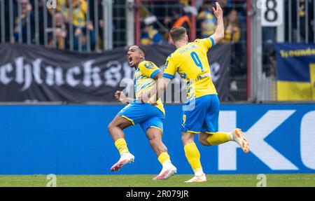 Brunswick, Deutschland. 07. Mai 2023. Fußball: 2. Bundesliga, Eintracht Braunschweig - SV Sandhausen, Matchday 31, Eintracht-Stadion. Braunschweigs Anton Donkor (l) erzielt 2:1. Kredit: Andreas Gora/dpa - WICHTIGER HINWEIS: Gemäß den Anforderungen der DFL Deutsche Fußball Liga und des DFB Deutscher Fußball-Bund ist es verboten, im Stadion aufgenommene Fotos und/oder das Spiel in Form von Sequenzbildern und/oder videoähnlichen Fotoserien zu verwenden oder verwenden zu lassen./dpa/Alamy Live News Stockfoto