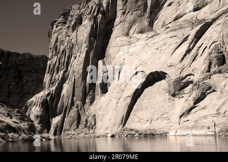 Colorado River und Klippen in der Nähe von Lee's Ferry Arizona im Infrared Sepia Toned Stockfoto