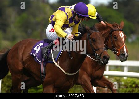 Power Under Me (Front), gefahren von Jockey Colin Keane, gewinnt die Amethyst-Stakes während des Derby Trial Day auf der Leopardstown Racecourse in Dublin, Irland. Foto: Sonntag, 7. Mai 2023. Stockfoto