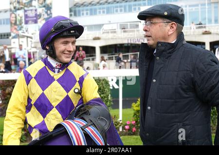 Jockey Colin Keane (links) mit Trainer Ger Lyons, nachdem er während des Derby Trial Day auf der Leopardstown Racecourse in Dublin, Irland, die Amethyst Stakes mit Horse Power Under Me gewonnen hat. Foto: Sonntag, 7. Mai 2023. Stockfoto