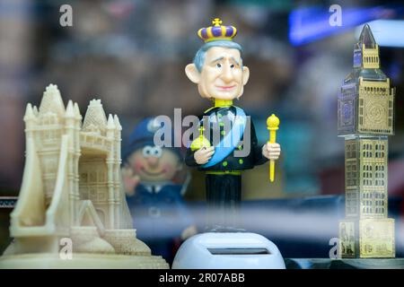 London, Großbritannien. 7. Mai 2023 Krönung von König Karl III Veranstaltungen in Mayfair. Geschenke im Angebot. Kredit: Matthew Chattle/Alamy Live News Stockfoto