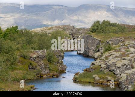 Thingvellir, Island. 02. Aug. 2022. Der Nationalpark Thingvellir befindet sich im Südwesten Islands. Eine beliebte Touristenattraktion, wo sich die eurasischen und nordamerikanischen Platten treffen. Hier sehen Sie den Silfra-Riss, durch den ein Gletscherfluss fließt. Kredit: Finn Huwald/dpa/Alamy Live News Stockfoto