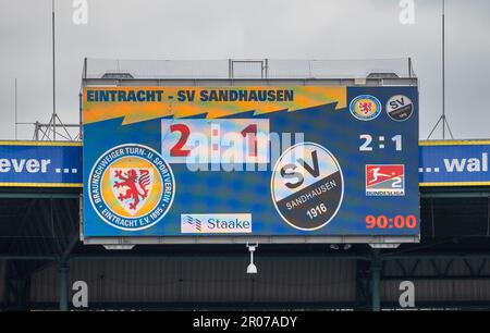 Brunswick, Deutschland. 07. Mai 2023. Fußball: 2. Bundesliga, Eintracht Braunschweig - SV Sandhausen, Matchday 31, Eintracht-Stadion. Das Scoreboard zeigt die Endpunktzahl des Spiels an. Kredit: Andreas Gora/dpa - WICHTIGER HINWEIS: Gemäß den Anforderungen der DFL Deutsche Fußball Liga und des DFB Deutscher Fußball-Bund ist es verboten, im Stadion aufgenommene Fotos und/oder das Spiel in Form von Sequenzbildern und/oder videoähnlichen Fotoserien zu verwenden oder verwenden zu lassen./dpa/Alamy Live News Stockfoto