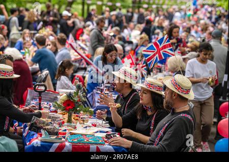 London, Großbritannien. 07. Mai 2023. Die Leute feiern eine Straßenparty im Regent's Park, um die Krönung zu feiern. Im ganzen Land sind unter dem Titel „The Big Lunch“ Tausende von Veranstaltungen geplant, bei denen Menschen in ihren Gemeinden zu Essen und Straßenpartys zusammenkommen. Die Krönung von König Karl III. Fand am 6. Mai in London statt. Kredit: Sina Schuldt/dpa/Alamy Live News Stockfoto