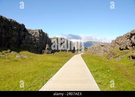 Thingvellir, Island. 02. Aug. 2022. Der Nationalpark Thingvellir befindet sich im Südwesten Islands. Eine beliebte Touristenattraktion, wo sich die eurasischen und nordamerikanischen Platten treffen. Kredit: Finn Huwald/dpa/Alamy Live News Stockfoto