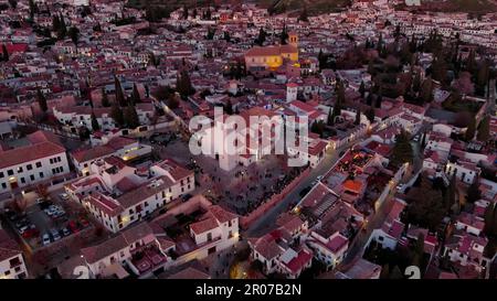 Blick aus der Vogelperspektive auf Granada, Albaicin-Viertel in der Dämmerung, altes maurisches Viertel der Stadt, auf einem Hügel mit Blick auf die Alhambra gelegen. Andalusien, Spanien Stockfoto