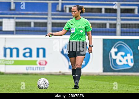 Zwolle, Niederlande. 07. Mai 2023. ZWOLLE, NIEDERLANDE - MAI 7: Schiedsrichterin Marisca Overtoom während des niederländischen Azerion Eredivisie Vrouwen-Spiels zwischen PEC Zwolle und Ajax im MAC3PARK. Stadion am 7. Mai 2023 in Zwolle, Niederlande (Foto von Jan Mulder/Orange Pictures) Kredit: Orange Pics BV/Alamy Live News Stockfoto
