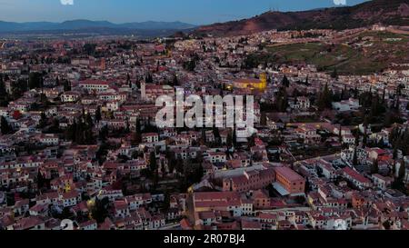 Blick aus der Vogelperspektive auf Granada, Albaicin-Viertel in der Dämmerung, altes maurisches Viertel der Stadt, auf einem Hügel mit Blick auf die Alhambra gelegen. Andalusien, Spanien Stockfoto