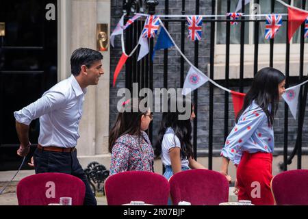 London UK. 7. Mai 2023 Premierminister Rishi Sunak verlässt die Downing Street 10 mit Frau Akshata Murthy und den Töchtern Krishna und Anoushka für die Krönung des großen Mittagessens, an dem Kommunalhelden, ukrainische Flüchtlinge und Jugendgruppen nach der Krönung des britischen Königs Charles III. In Westminster Abbey in London am 06. Mai teilnehmen. amer Ghazzal/Alamy Live News Stockfoto