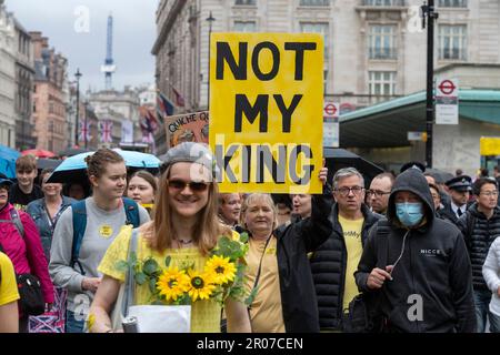 Während der Krönung von König Charlies III., Piccadilly, London, UK, halten Demonstranten gegen die Monarchie eine Demonstration ab. 6. Mai 2023 Stockfoto