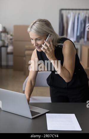 Ein netter leitender Inhaber eines kleinen Online-Unternehmens, der die Bestellung im Internet-Shop bearbeitet Stockfoto