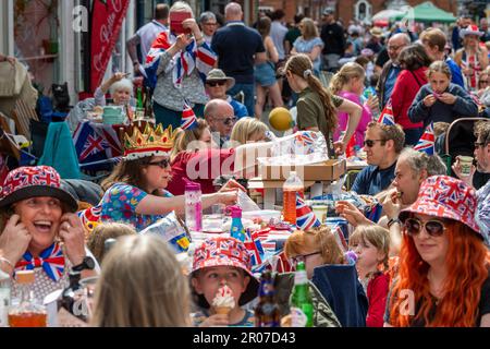 Alcester, Warwickshire, Großbritannien. 7. Mai 2023. Alcester war heute Schauplatz einer riesigen Straßenparty, als die Sonne schien. Hunderte von Menschen kamen heraus, um die Krönung von König Karl III. Zu feiern Kredit: AG News/Alamy Live News Stockfoto