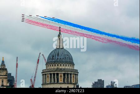 St Pauls Cathedral, London, 6. Mai 2023. Die Roten Pfeile fliegen über die Kathedrale, um König Karl III. Krönung zu feiern. Stockfoto