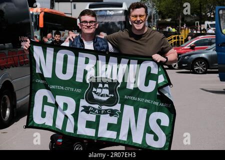 Port Vale FC, Stoke on Trent, Großbritannien. 7. Mai 2023 Plymouth Argyle-Fans feiern die Promotion als Champions der EFL Sky Bet League One mit einem Sieg von 1-3 über Port Vale im Vale Park, Stoke on Trent. Kredit: Mark Lear / Alamy Live News Stockfoto