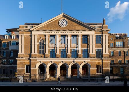 Das neue Tower Hamlets Rathaus umfasst die Fassade des alten Royal London Hospital, das ein denkmalgeschütztes Gebäude der Kategorie II ist. Das ursprüngliche Krankenhaus w Stockfoto