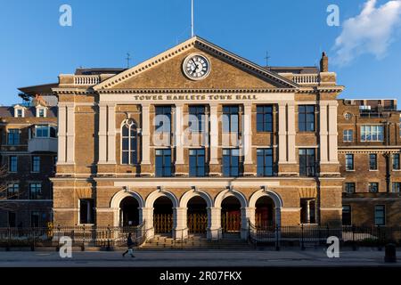 Das neue Tower Hamlets Rathaus umfasst die Fassade des alten Royal London Hospital, das ein denkmalgeschütztes Gebäude der Kategorie II ist. Das ursprüngliche Krankenhaus w Stockfoto