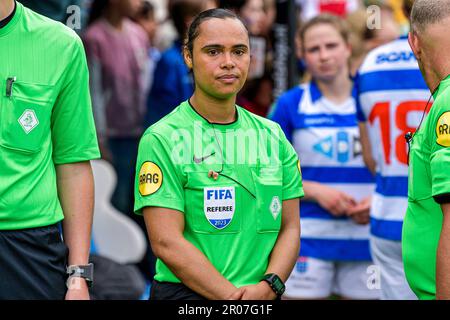 Zwolle, Niederlande. 07. Mai 2023. ZWOLLE, NIEDERLANDE - MAI 7: Schiedsrichterin Marisca Overtoom während des niederländischen Azerion Eredivisie Vrouwen-Spiels zwischen PEC Zwolle und Ajax im MAC3PARK. Stadion am 7. Mai 2023 in Zwolle, Niederlande (Foto von Jan Mulder/Orange Pictures) Kredit: Orange Pics BV/Alamy Live News Stockfoto